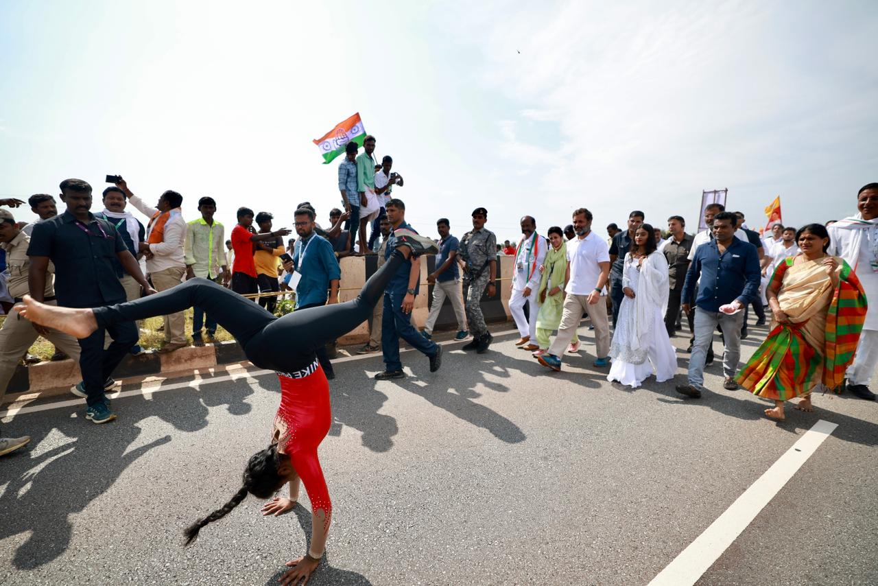 राहुल गांधींची पदयात्रा कर्नाटकातल्या चित्रदुर्ग जिल्ह्यात पोहचली आहे. त्यावेळी यात्रेत सहभागी झालेल्या एका तरुणीनं तिच्या खेळाचे करतब दाखवले.