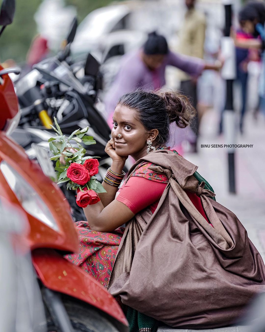 ಮಾಸಿದ ಸೀರೆ, ಹೆಗಲಿಗೊಂದು ಬಟ್ಟೆಯ ಚೀಲ, ಕೈಯಲ್ಲೊಂದಿಷ್ಟು ಹೂವು ಹಿಡಿದು ಮಾರಾಟ ಮಾಡಿದ್ದಾರೆ.