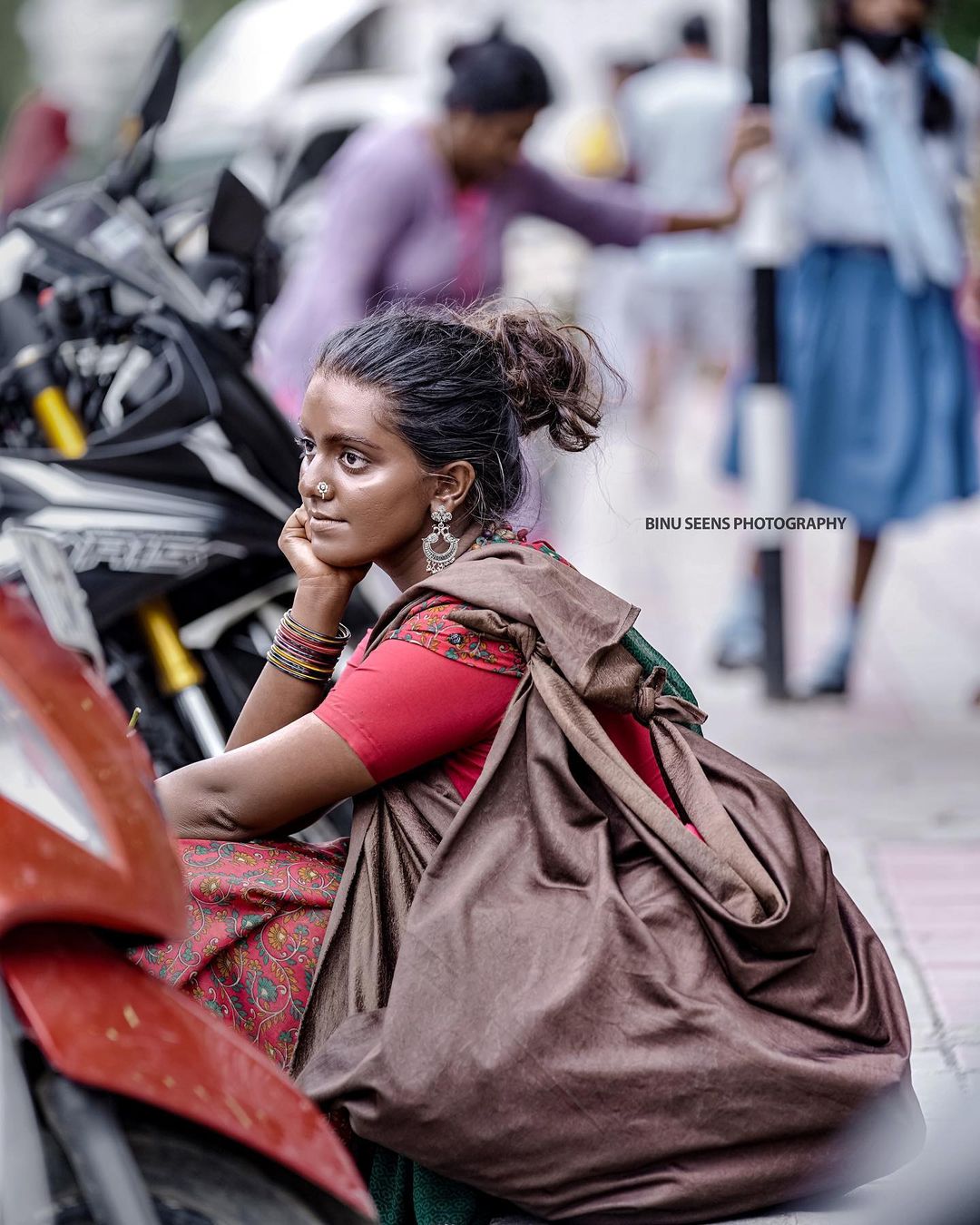 ಕೇರಳದ ಈ ಚೆಲುವೆ ಮುಖಕ್ಕೆ ಕಪ್ಪು ವರ್ಣದ ಮೇಕಪ್‌ ಮಾಡಿಕೊಂಡು, ಬೆಂಗಳೂರಿನ ಬೀದಿ ಬೀದಿಯಲ್ಲಿ ಹೂವು ಮಾರಿದ್ದಾರೆ. ನೋಡಿದವರು ಒಂದು ಕ್ಷಣ ಅಚ್ಚರಿ ಹೊರಹಾಕಿದ್ದಾರೆ.