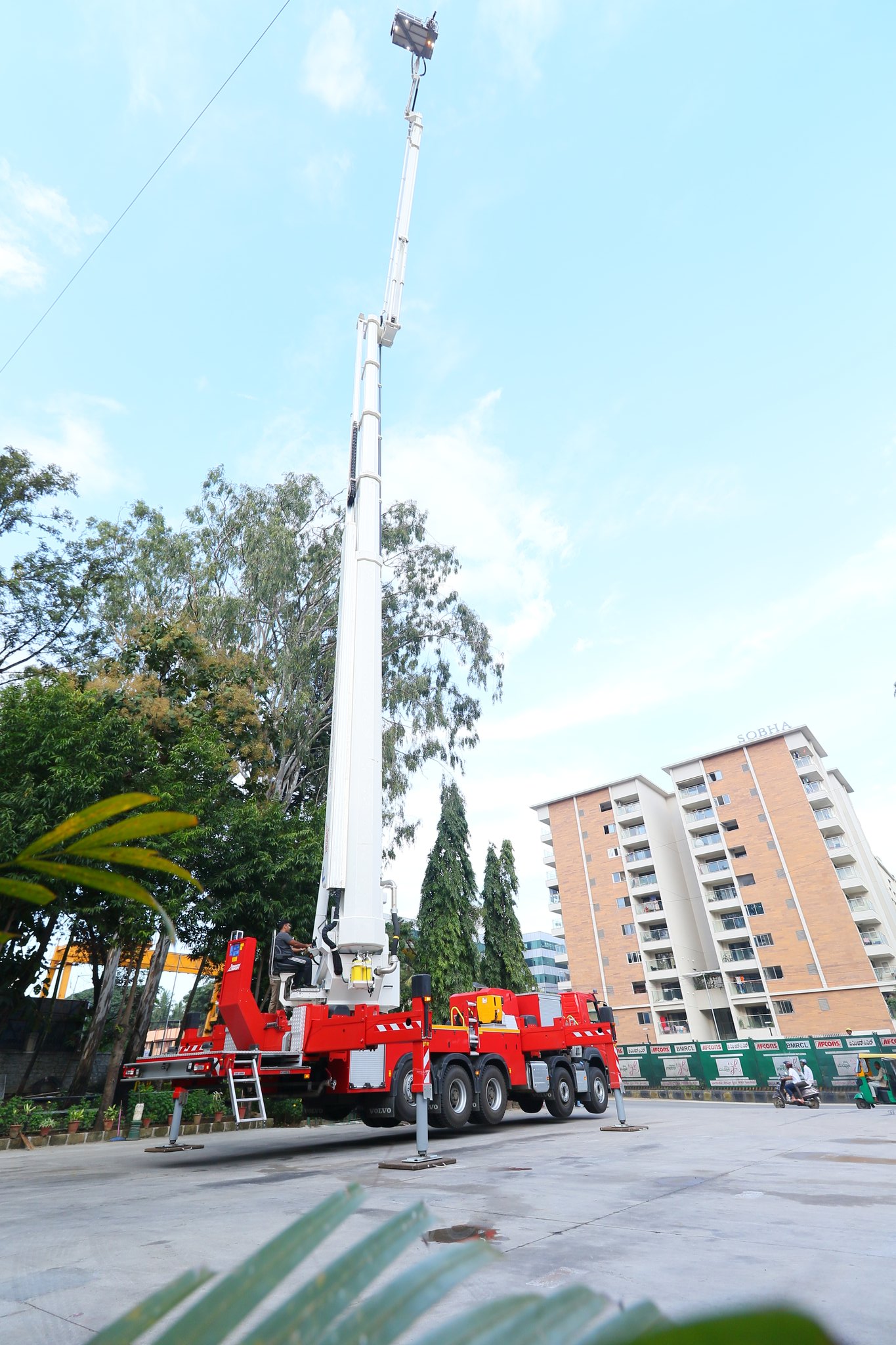 ಅಗ್ನಿಶಾಮಕ ಇಲಾಖೆ 2020ರಲ್ಲಿ ಏರಿಯಲ್ ಲ್ಯಾಡರ್ ವಾಹನ ಖರೀದಿಗೆ ಮುಂದಾಗಿತ್ತು. ರಾಜ್ಯ ಸರಕಾರ ಅಂದಾಜು 30 ಕೋಟಿ ರೂಪಾಯಿ ಮೌಲ್ಯದ ಲ್ಯಾಡರ್ ವಾಹನವನ್ನು ಫಿನ್ಲೆಂಡ್‌ ದೇಶದಿಂದ ಖರೀದಿಸಿದೆ.