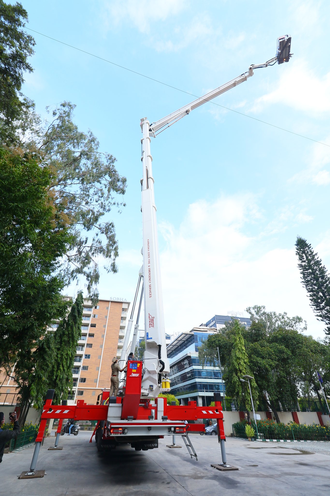 ಸಂಪೂರ್ಣ ಹೈಡ್ರಾಲಿಕ್ ವ್ಯವಸ್ಥೆ ಇರುವ ಲ್ಯಾಡರ್ ವೆಹಿಕಲ್‌ ಮೂಲಕ 90 ಮೀಟರ್ ಎತ್ತರದಲ್ಲಿ ಕೂಡ ಸಿಬ್ಬಂದಿ ಅನಾಯಾಸವಾಗಿ ಕೆಲಸ ನಿರ್ವಹಿಸಬಹುದು. ತುರ್ತು ಸಮಯದಲ್ಲಿ ಬಹುಮಹಡಿ ಕಟ್ಟಡಗಳಲ್ಲಿ ರಕ್ಷಣಾ ಕಾರ್ಯಚರಣೆ ಕೂಡ ನಡೆಸಬಹುದು.&nbsp;