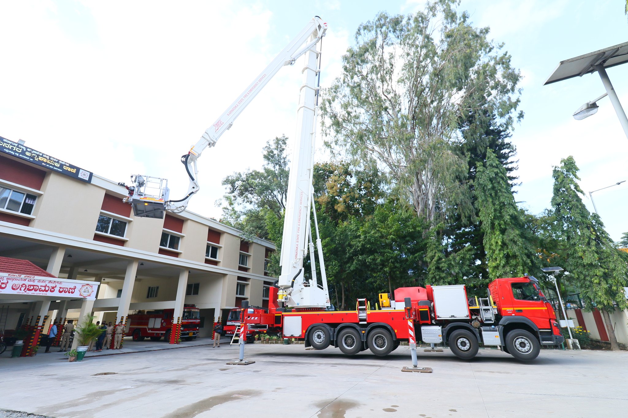 ಬೆಂಗಳೂರಿನ ಅಗ್ನಿಶಾಮಕ ಸೇವೆಗೆ ಈ ಏರಿಯಲ್‌ ಲ್ಯಾಡರ್‌ ವೆಹಿಕಲ್‌ (Aerial Ladder Vehicle) ಸೇರ್ಪಡೆಯಾಗಿದೆ.&nbsp;