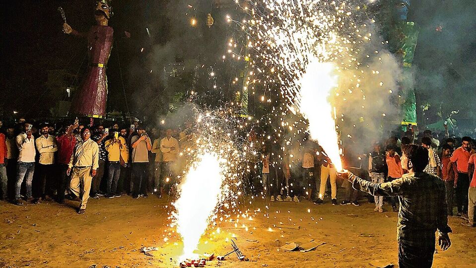 Crackers Safety ದೀಪಾವಳಿ ಹಬ್ಬದ ಸಮಯದಲ್ಲಿ ಪಟಾಕಿ ಸಿಡಿಸುವರಿಗೆ 20 ಸುರಕ್ಷತಾ