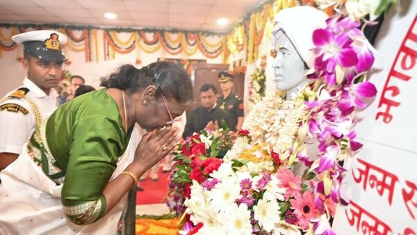 ರಾಷ್ಟ್ರಪತಿ ದ್ರೌಪದಿ ಮುರ್ಮು ಜಾರ್ಖಂಡ್‌ನ ರಾಂಚಿಗೆ ಆಗಮಿಸಿದ್ದು, ಬುಡಕಟ್ಟು ಸ್ವಾತಂತ್ರ್ಯ ಹೋರಾಟಗಾರ ಬಿರ್ಸಾ ಮುಂಡಾ ಅವರ ಜನ್ಮಸ್ಥಳವಾದ ಉಲಿಹತು ಗ್ರಾಮಕ್ಕೆ ಭೇಟಿ ನೀಡಿದ್ದಾರೆ. 