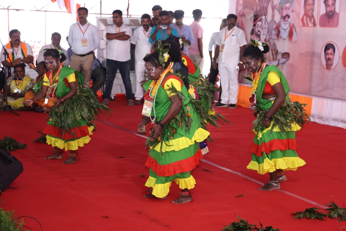 ಜಾನಪದ ಕಲಾವಿದರ ತಂಡ ಕೂಡ ಗಮನಸೆಳೆದಿದೆ.&nbsp;