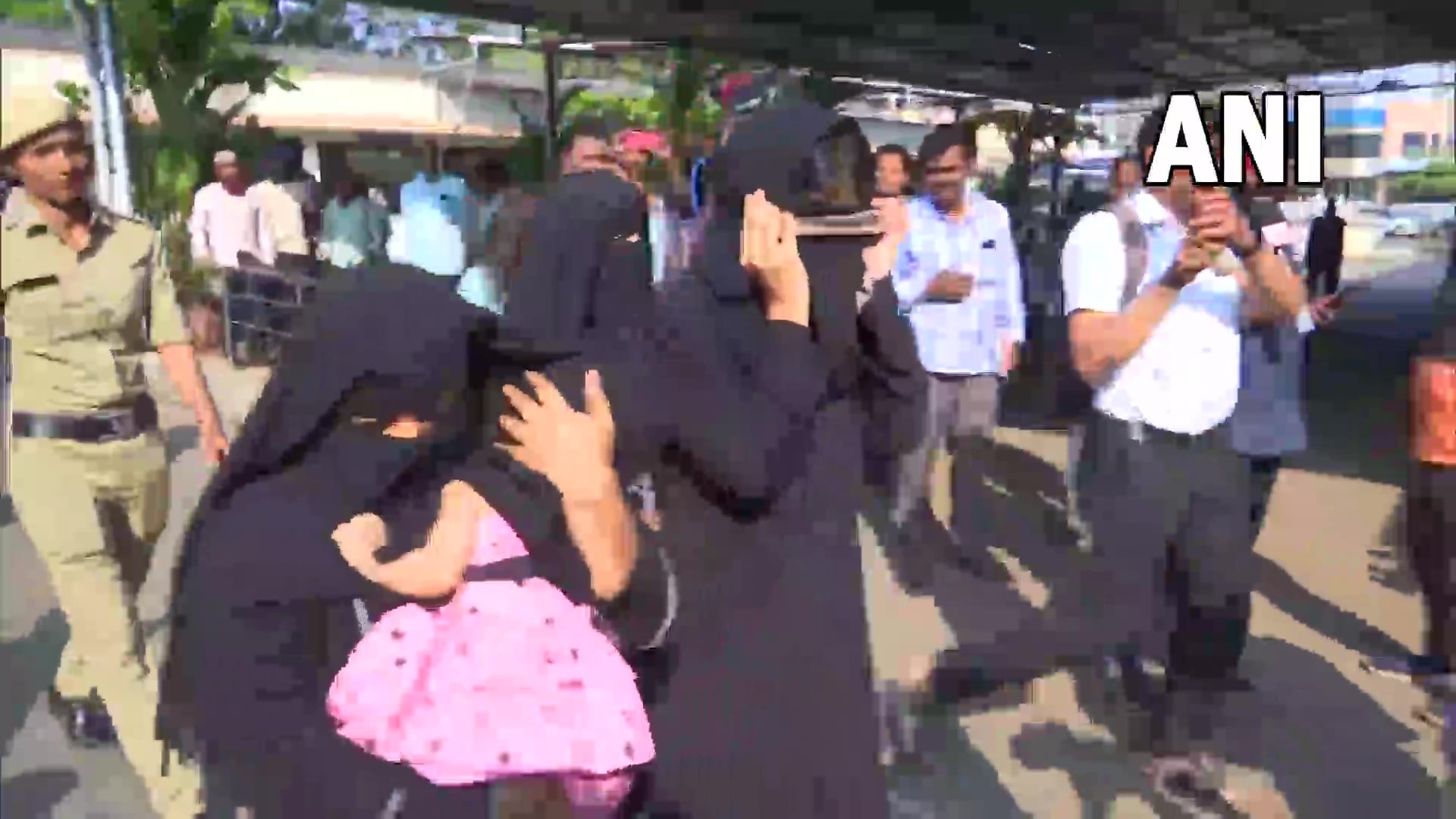 Mangaluru Auto Blast Case : कर्नाटकच्या मंगळूरूत ऑटो रिक्षात झालेल्या स्फोटात चालकासह आरोपी शरिक आणि रिक्षातील प्रवासी गंभीर जखमी झाले होते. त्यानंतर आता पोलिसांनी या प्रकरणातील आरोपीला अटक केली आहे.