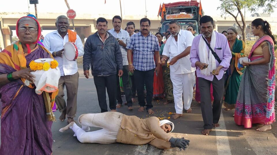 ಉರುಳು ಸೇವೆ ನಡೆಸುತ್ತಿರುವ ಧನಶ್ರೀ ಗ್ರಾಮದ ಮಾತೆ ಶಶಿಕಲಾ ಮತ್ತು ಅವರ ಹಿತೈಷಿಗಳು