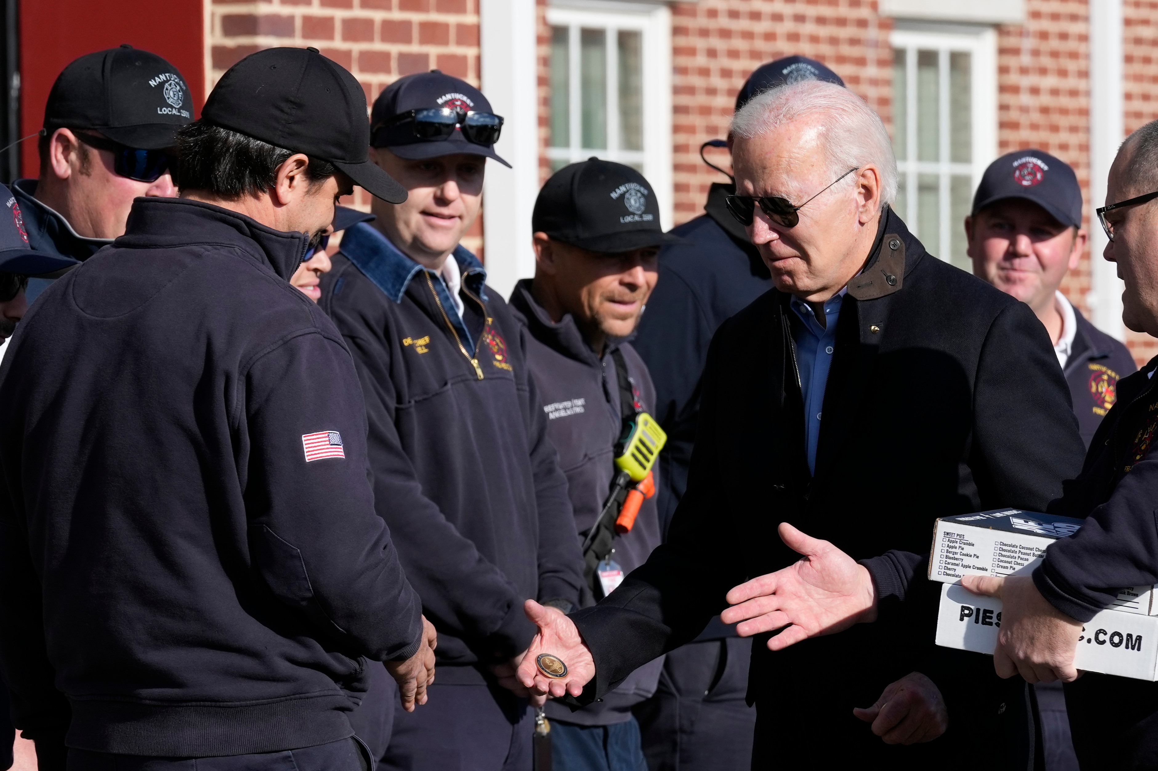 अमेरिकेचे अध्यक्ष जो बिडेन मॅसॅच्युसेट्समधील नॅनटकेटमध्ये थँक्सगिव्हिंग डेवर नॅनटकेट फायर डिपार्टमेंटला भेट देताना. हा दिवस अमेरिकेत सार्वजनिक सुटी म्हणून घोषित केला गेला आहे. अमेरिकेत ही एक अधिकृत सार्वजनिक सुट्टी आहे अमेरिकेचे अध्यक्ष जो बिडेन मॅसॅच्युसेट्समधील नॅनटकेटमध्ये थँक्सगिव्हिंग डेवर नॅनटकेट फायर डिपार्टमेंटला भेट देताना. हा दिवस अमेरिकेत सार्वजनिक सुटी म्हणून घोषित केला गेला आहे. अमेरिकेत ही एक अधिकृत सार्वजनिक सुट्टी आहे