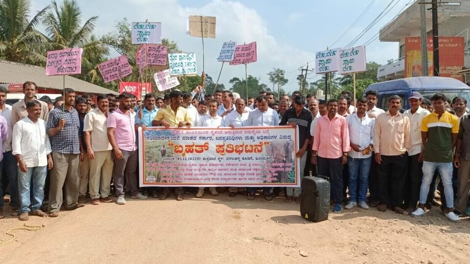 ಕಾಡಾನೆ ಸಮಸ್ಯೆಗೆ ಶಾಶ್ವತ ಪರಿಹಾರ ಕಂಡುಹಿಡಿಯುವಂತೆ ಆಗ್ರಹಿಸಿ ಸಕಲೇಶಪುರ ತಾಲೂಕು ವಳಲಹಳ್ಳಿ ಗ್ರಾಮ ಪಂಚಾಯಿತಿ ವ್ಯಾಪ್ತಿಯ ಜನರು ಹಿರಿಯೂರು ಕೂಡಿಗೆ ಸಂಚಾರ ಬಂದ್ ಮಾಡಿ ಶುಕ್ರವಾರ ಪ್ರತಿಭಟನೆ ನಡೆಸಿದರು.