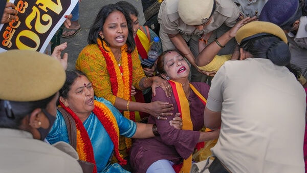 ಬೆಳಗಾವಿ ಗಡಿ ವಿವಾದ ಸಂಬಂಧಿಸಿ ಮಹಾರಾಷ್ಟ್ರ ಸರ್ಕಾರದ ವಿರುದ್ಧ ಕರ್ನಾಟಕ ರಕ್ಷಣಾ ವೇದಿಕೆಯ ಕಾರ್ಯಕರ್ತರು ಗುರುವಾರ ಬೆಂಗಳೂರಿನಲ್ಲಿ ಪ್ರತಿಭಟನೆ ನಡೆಸಿದರು. ಇದೇ ವೇಳೆ ಪೊಲೀಸರು ಅವರನ್ನು ಬಂಧಿಸಿದರು. ಈ ಸಂದರ್ಭದಲ್ಲಿ ನಡೆದ ಜಟಾಪಟಿ ಹೀಗಿತ್ತು.&nbsp;