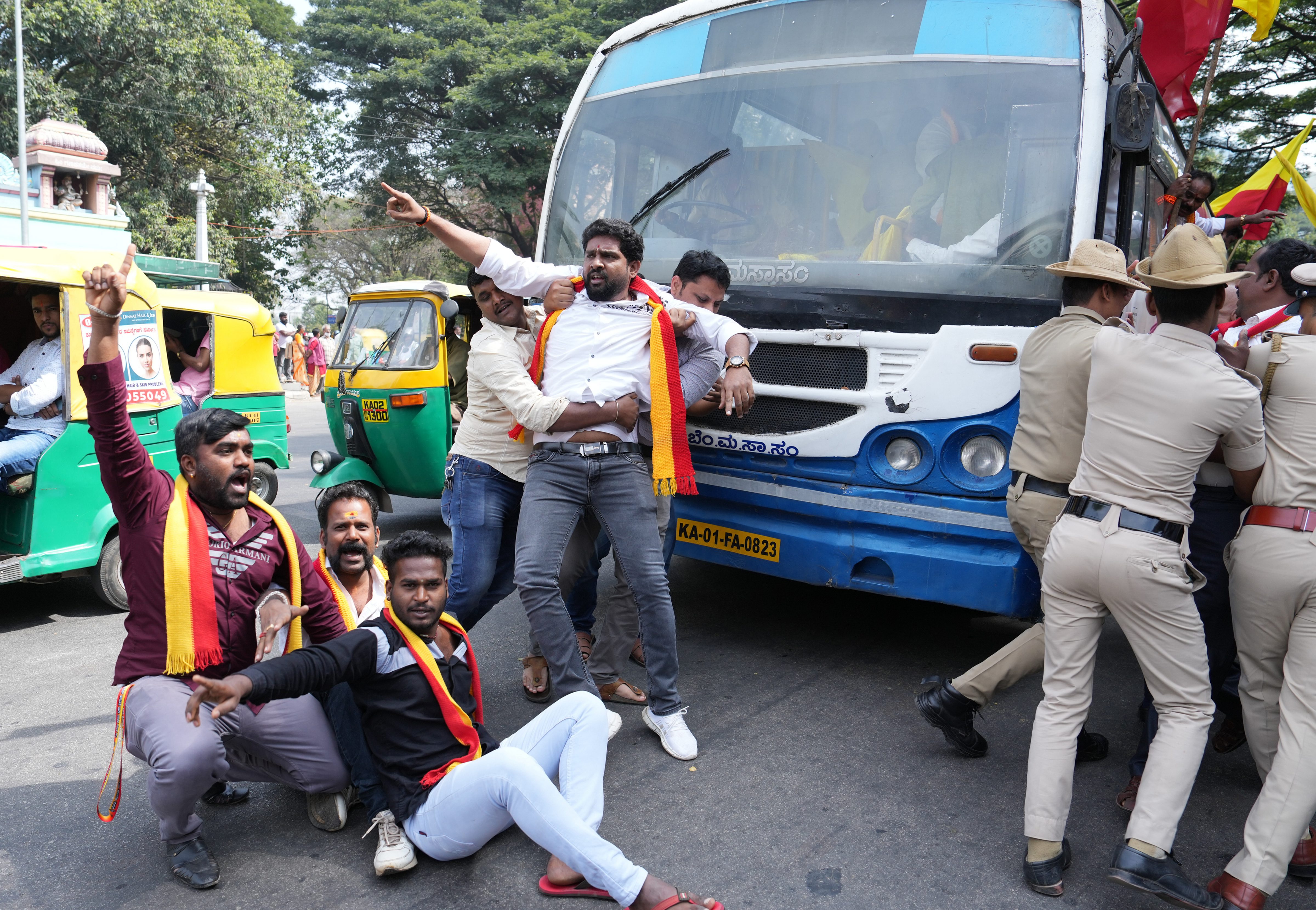 ಬೆಂಗಳೂರಿನಲ್ಲಿ ಪ್ರತಿಭಟನಾ ನಿರತ ಕರ್ನಾಟಕ ರಕ್ಷಣಾ ವೇದಿಕೆ ಕಾರ್ಯಕರ್ತರನ್ನು ಪೊಲೀಸರು ಬಂಧಿಸಿ ಸ್ಥಳಾಂತರಿಸಿದರು.&nbsp;