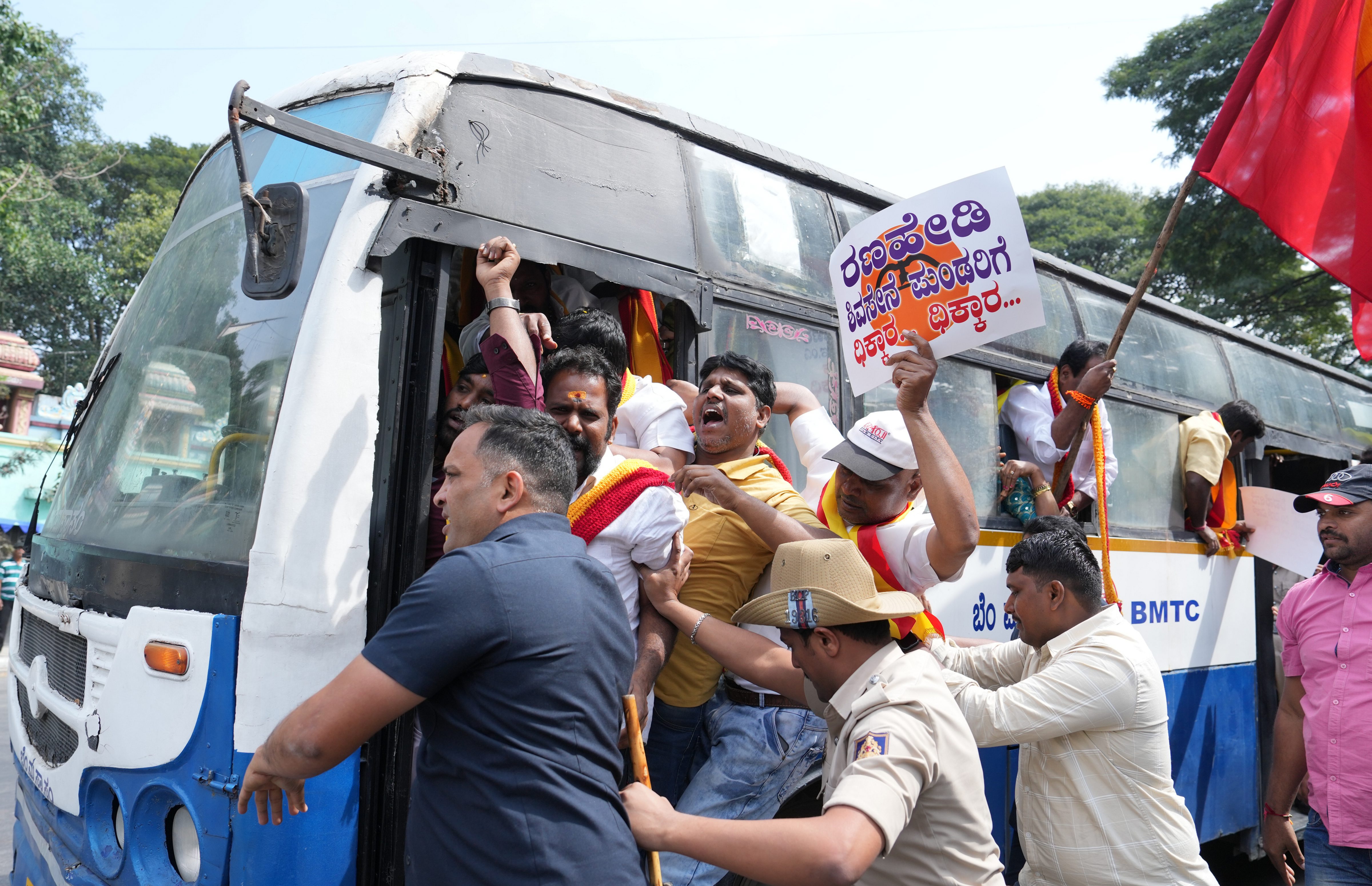 ಪ್ರತಿಭಟನಾ ನಿರತ ಕರ್ನಾಟಕ ರಕ್ಷಣಾ ವೇದಿಕೆ ಕಾರ್ಯಕರ್ತರನ್ನು ಪೊಲೀಸರು ಪ್ರತಿಭಟನಾ ಸ್ಥಳದಿಂದ ತೆರವುಗೊಳಿಸಿದ್ದು ಹೀಗೆ.&nbsp;