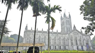 ಪಾಲ್ಸ್ ಕ್ಯಾಥೆಡ್ರಲ್, ಕೋಲ್ಕತ್ತಾ: ಅರಮನೆಗಳ ನಗರ ಕೋಲ್ಕತ್ತಾದ ಜಾಯ್ ನಗರದ ಮಧ್ಯಭಾಗದಲ್ಲಿ ಸೇಂಟ್ ಪಾಲ್ಸ್ ಕ್ಯಾಥೆಡ್ರಲ್ ಇದೆ. ಇದು ಭಾರತದಲ್ಲಿನ ಅತ್ಯಂತ ಜನಪ್ರಿಯ ಚರ್ಚ್ ಆಗಿದೆ. ಇದು ತನ್ನ ಸೌಂದರ್ಯ ಮತ್ತು ಅದರ ಪ್ರಾಚೀನ ವಾಸ್ತುಶಿಲ್ಪಕ್ಕೆ ಹೆಸರುವಾಸಿಯಾಗಿದೆ. ಕ್ರಿಸ್‌ಮಸ್ ಸಂದರ್ಭದಲ್ಲಿ ಈ ಕ್ಯಾಥೆಡ್ರಲ್, ಸುತ್ತಮುತ್ತಲಿನ ಉದ್ಯಾನಗಳು ಮತ್ತು ಹತ್ತಿರದ ಬೀದಿಗಳಲ್ಲಿ ಬೆಳಕಿನ ಹಬ್ಬವನ್ನು ನೋಡಲೇಬೇಕು.