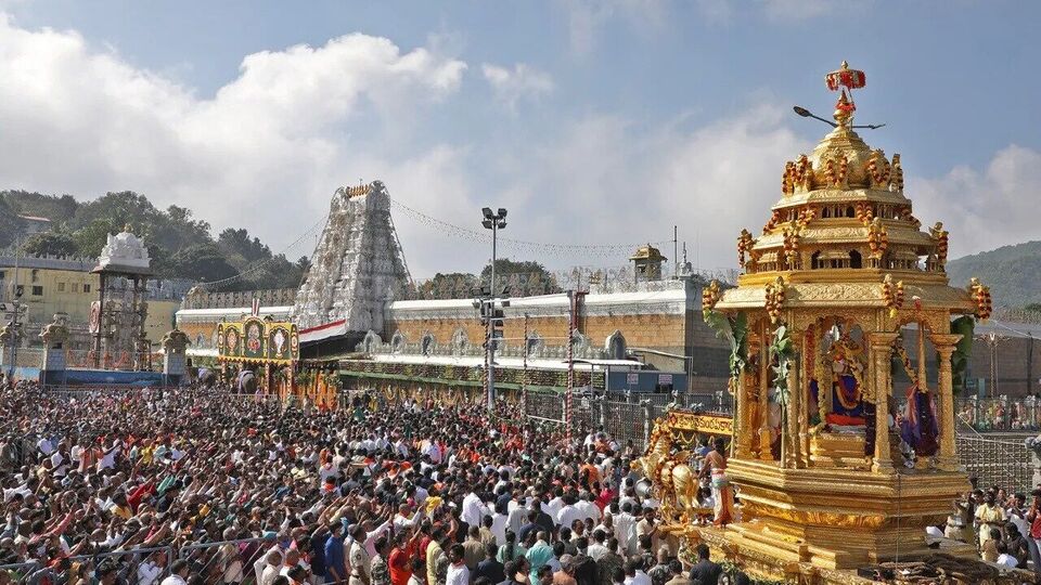 ವೈಕುಂಠ ಏಕಾದಶಿಯಂದು ನಡೆದ ಸ್ವರ್ಣರಥೋತ್ಸವದ ದೃಶ್ಯ