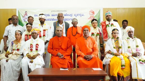 ಚಿತ್ರದುರ್ಗದ ಶ್ರೀ ಮುರುಘರಾಜೇಂದ್ರ ಬೃಹನ್ಮಠದಲ್ಲಿ‌ ಗುರುವಾರ ಮೂವತ್ತಮೂರನೇ ವರ್ಷದ ಮೊದಲ ತಿಂಗಳ ಸಾಮೂಹಿಕ ಕಲ್ಯಾಣ ಮಹೋತ್ಸವ ನಡೆಯಿತು.&nbsp;ಈ ಕಾರ್ಯಕ್ರಮದಲ್ಲಿ ನಾಲ್ಕು ಜೋಡಿ ದಾಂಪತ್ಯ ಜೀವನ ಪ್ರವೇಶಿಸಿದವು.&nbsp;