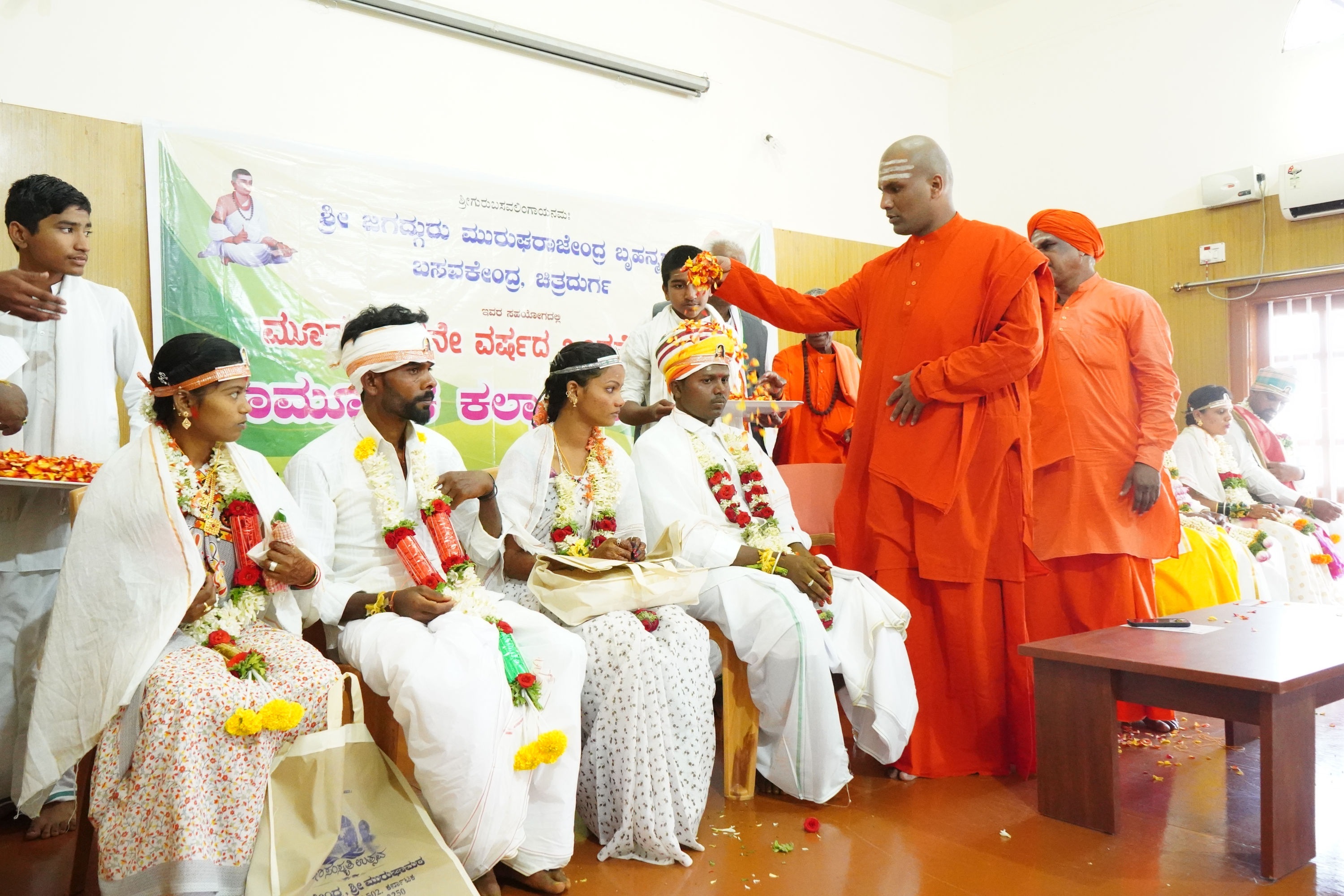 ಕೊಡ್ಲಿಪೇಟೆಯ ಕಲ್ಲಳ್ಳಿಮಠದ ಶ್ರೀ ರುದ್ರಮುನಿ ಸ್ವಾಮಿ ಮಾತನಾಡಿ, ಜೀವನ ಅಮೂಲ್ಯವಾದುದು. ಬಾಲ್ಯ, ಯೌವ್ವನ, ಮುಪ್ಪಿನ ಅವಸ್ಥೆ ಬರುತ್ತದೆ. ಸಂಸ್ಕಾರಗಳಲ್ಲಿ ವಿವಾಹ ಎನ್ನುವುದು ಪ್ರಮುಖ ಘಟ್ಟ, ಸತಿ-ಪತಿಗಳು ಬದುಕನ್ನು ಸಮವಾಗಿ ಸ್ವೀಕರಿಸಬೇಕು ಎಂದು ಹೇಳಿದರು.