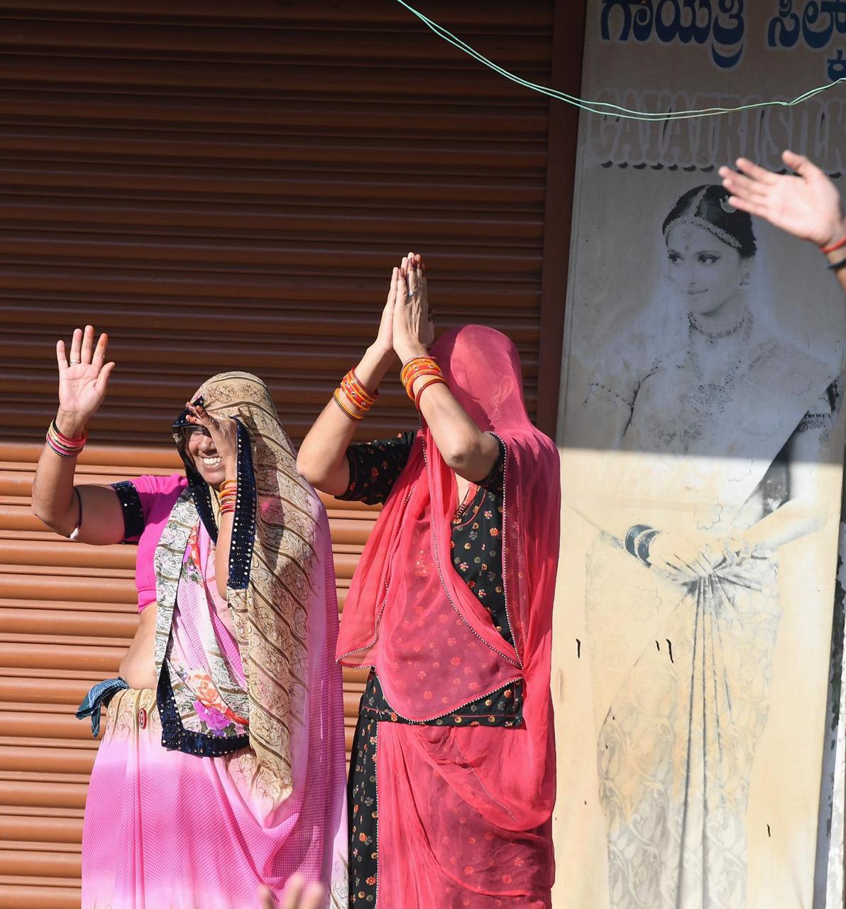 ಬಿಸಿಲಿನ ನಡುವೆ ಇಬ್ಬರು ಮಹಿಳೆಯರು ತಾವಿದ್ದ ಸ್ಥಳದಿಂದಲೇ ಪ್ರಧಾನಿ ಮೋದಿ ಅವರಿಗೆ ನಮಸ್ಕರಿಸಿದರು.&nbsp;