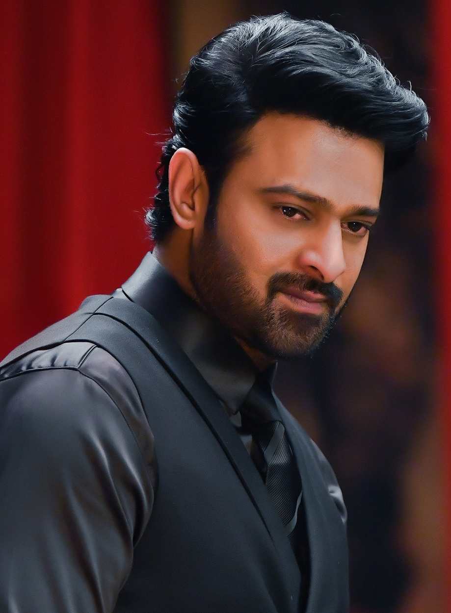 దిల్ రాజు నిర్మాతగా.. ప్రశాంత్ నీల్ దర్శకత్వంలో ప్రభాస్ నటించనున్న ఈ సినిమాకు టైటిల్ కూడా ఫిక్స్ చేశారు. రావణం అనే పేరును ఖరారు చేశారు.