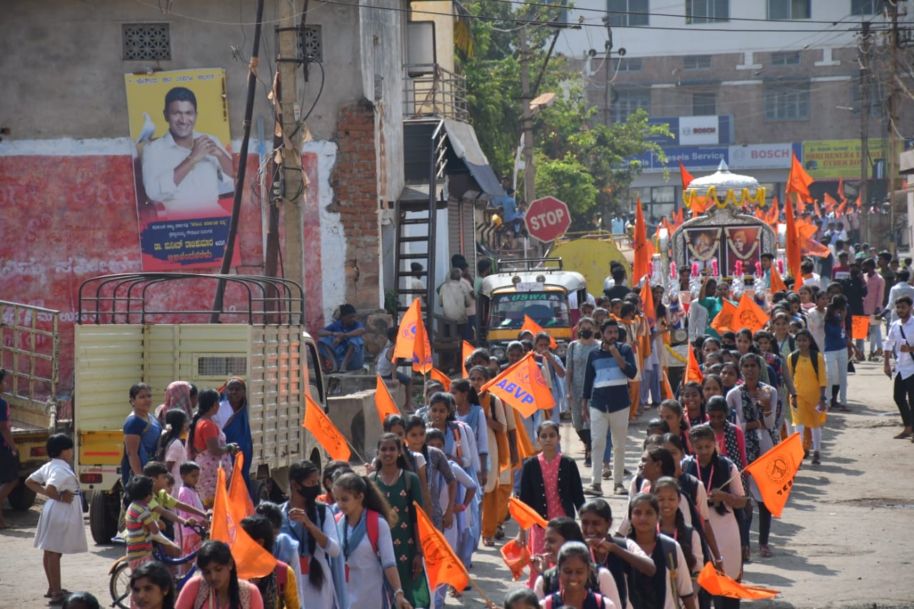 ಶೋಭಾ ಯಾತ್ರೆಯು ಹುಂಡೆಕಾರಗಲ್ಲಿ, ಬಸವೇಶ್ವರ ಬ್ಯಾಂಕ್, ವಲ್ಲಭಾಯಿ ಚೌಕ, ಬಸವೇಶ್ವರ ಸರ್ಕಲ್ ಮುಖಾಂತರ ಬಂದು ಅಕ್ಕಮಹಾದೇವಿ ಮಹಿಳಾ ಮಹಾವಿದ್ಯಾಲಯದ ಎದುರು ಬಹಿರಂಗ ಸಮಾವೇಶ ಜರುಗಿತು.&nbsp;