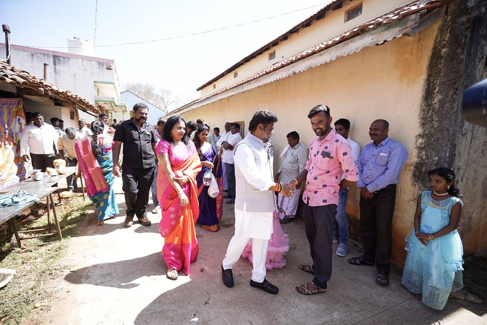 ಈ ಫೋಟೋಗಳನ್ನು ನೋಡಿ ನೆಟಿಜನ್ಸ್‌ ಮೆಚ್ಚುಗೆ ವ್ಯಕ್ತಪಡಿಸುತ್ತಿದ್ದಾರೆ. ನೀವು ಸೆಲೆಬ್ರಿಟಿ ಎನಿಸಿಕೊಂಡಿದ್ದರೂ ಇಂದಿಗೂ ಹಳ್ಳಿಯ ಜನರು, ಹಳ್ಳಿ ಜೀವನವನ್ನು ನೆನಪಿಟ್ಟುಕೊಂಡಿರುವುದು ನಿಜಕ್ಕೂ ಖುಷಿಯ ವಿಚಾರ ಎಂದು ಕಮೆಂಟ್‌ ಮಾಡುತ್ತಿದ್ದಾರೆ.&nbsp;