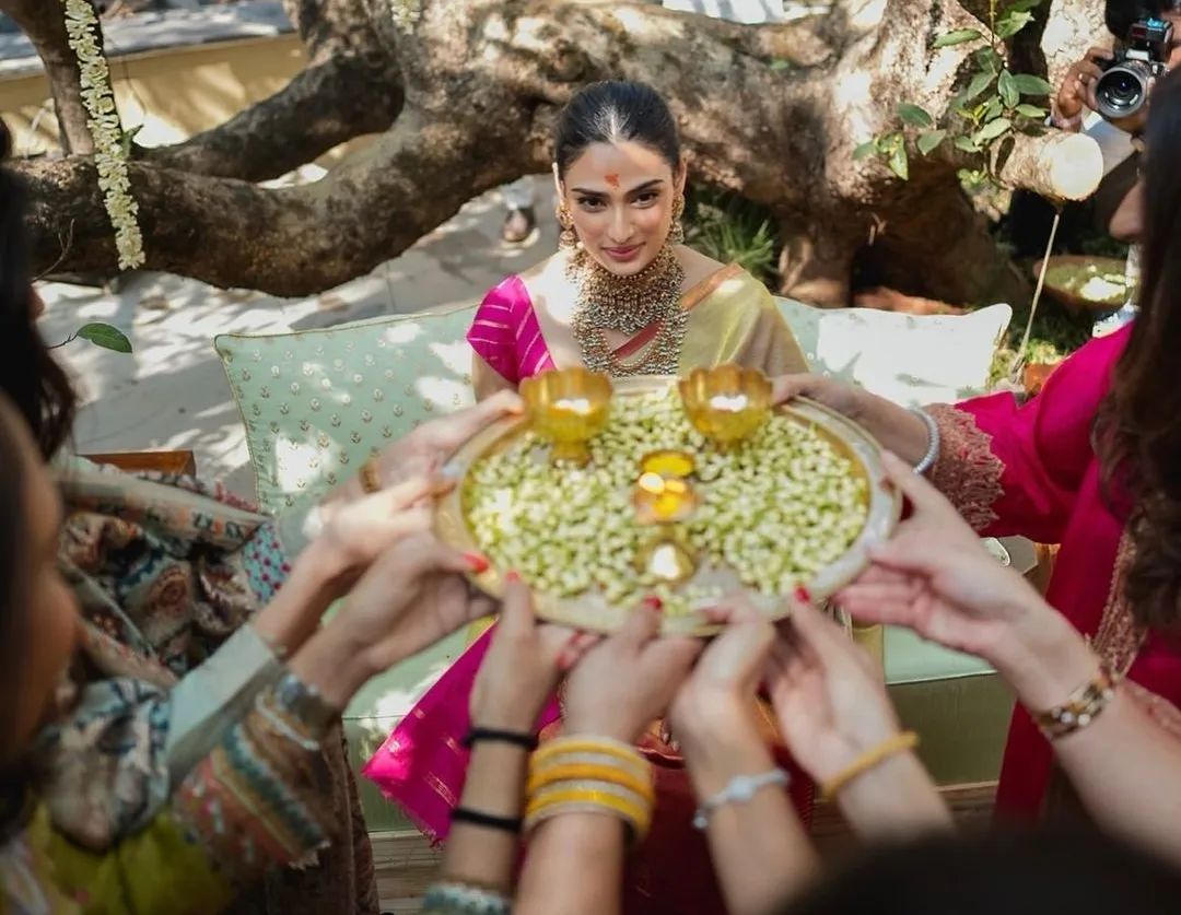 ಸುನಿಲ್‌ ಶೆಟ್ಟಿ ಹುಟ್ಟಿದ್ದು ಮಂಗಳೂರಿನ ಮುಲ್ಕಿಯಲ್ಲಿ. &nbsp;ಬಾಲಿವುಡ್‌ನಲ್ಲಿ ದೊಡ್ಡ ಸ್ಟಾರ್‌ ನಟನಾಗಿ ಹೆಸರು ಮಾಡಿದ್ದಾರೆ. ಆದರೂ ಅವರು ಕರ್ನಾಟಕದ ಸಂಪ್ರದಾಯವನ್ನು ಮರೆತಿಲ್ಲ. ಮದುವೆಯ ಎಲ್ಲಾ ಶಾಸ್ತ್ರಗಳು ದಕ್ಷಿಣ ಭಾರತದ ಸಂಪ್ರದಾಯದಂತೆ ನೆರವೇರಿದೆ.&nbsp;