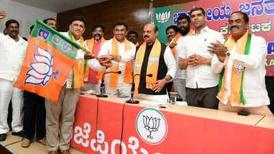 ಬಿಜೆಪಿ ಸೇರಿದ ವಿವಿಧ ಪಕ್ಷಗಳ ಮುಖಂಡರು ಬಿಜೆಪಿ ಸೇರಿದ ವಿವಿಧ ಪಕ್ಷಗಳ ಮುಖಂಡರು