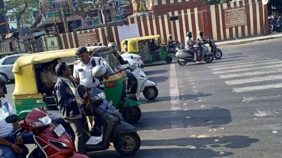 Bengaluru  Traffic advisory: ಏರ್‌ ಶೋ ಉಕ್ಕಿನ ಹಕ್ಕಿಗಳ ಕಲರವ, ಬೆಂಗಳೂರು ಟ್ರಾಫಿಕ್‌ ಅಲ್ಲೋಲ ಕಲ್ಲೋಲ, ಇಲ್ಲಿದೆ ಟ್ರಾಪಿಕ್‌ ಅಡ್ವೈಸರಿ