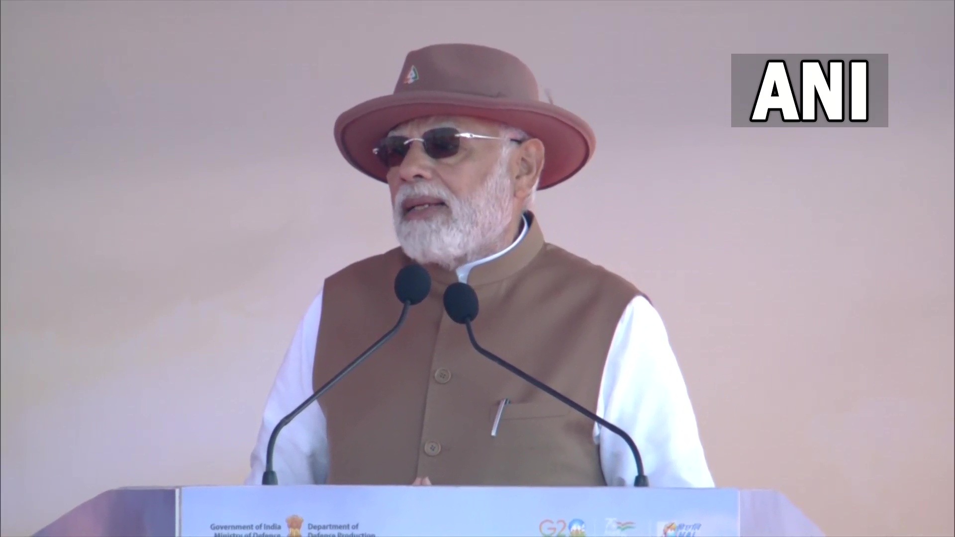 ಏರೋ ಇಂಡಿಯಾ ವೈಮಾನಿಕ ಪ್ರದರ್ಶನ ನವ ಭಾರತದ ಹೊಸ ವಿಧಾನವನ್ನು ಪ್ರತಿಬಿಂಬಿಸುತ್ತದೆ. ಅದನ್ನು ಕೇವಲ ಪ್ರದರ್ಶನ ಎಂದು ಪರಿಗಣಿಸುತ್ತಿದ್ದ ಕಾಲವೊಂದಿತ್ತು. ಕಳೆದ ಕೆಲವು ವರ್ಷಗಳಲ್ಲಿ, ದೇಶವು ಈ ಗ್ರಹಿಕೆಯನ್ನು ಬದಲಾಯಿಸಿದೆ. ಇಂದು, ಇದು ಕೇವಲ ಪ್ರದರ್ಶನವಲ್ಲ, ಬದಲಿಗೆ ಆದರೆ ಭಾರತದ ಶಕ್ತಿಯಾಗಿದೆ. ಇದು ಭಾರತೀಯ ರಕ್ಷಣಾ ಉದ್ಯಮದ ವ್ಯಾಪ್ತಿ ಮತ್ತು ಆತ್ಮ ವಿಶ್ವಾಸದ ಮೇಲೆ ಕೇಂದ್ರೀಕರಿಸುತ್ತದೆ ಎಂದು ಪ್ರಧಾನಿ ಮೋದಿ ಹೇಳಿದರು.