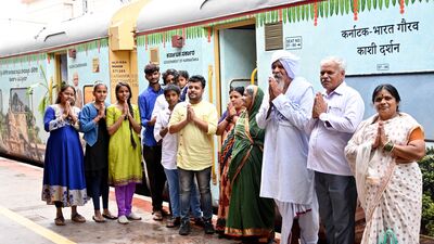 Bengaluru, Nov 23 (ANI): Passengers greet prior to boarding the Bharat Gaurav Kashi Darshan Train from the city railway station, in Bengaluru on Wednesday. (ANI Photo)