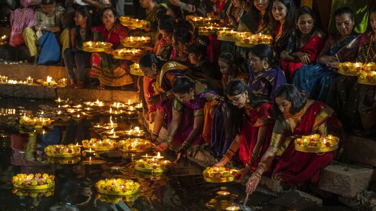 ವಾಸ್ತುಶಾಸ್ತ್ರದ ಪ್ರಕಾರ ನಾವು ಮನೆಯಲ್ಲಿ ಮಾಡುವ ಕೆಲಸಗಳು ಧನಾತ್ಮಕ ಹಾಗೂ ಋಣಾತ್ಮಕ ಪರಿಣಾಮಗಳನ್ನು ಬೀರುತ್ತವೆ. ಆದರೆ ಕೆಲವು ವಾಸ್ತು ನಿಯಮಗಳನ್ನು ಅನುಸರಿಸುವುದರಿಂದ ಜೀವನದಲ್ಲಿ ಸಕಾರಾತ್ಮಕವಾಗಿರಬಹುದು. ಆದರೆ ಕೆಲವೊಮ್ಮೆ ಜೀವನದಲ್ಲಿ ಕಷ್ಟಗಳನ್ನು ಎದುರಿಸುತ್ತೇವೆ. ಅದರಿಂದ ಪಾರಾಗಲು ಬಹಳ ಸಮಯ ತೆಗೆದುಕೊಳ್ಳುತ್ತದೆ. ಹಾಗೆಯೇ ಸಾಲದಲ್ಲಿರುವ ವ್ಯಕ್ತಿಯು ತನ್ನ ಜೀವನದುದ್ದಕ್ಕೂ ಸಾಲ ತೀರಿಸುವುದರಲ್ಲೇ ಜೀವನ ಮುಗಿಸುತ್ತಾನೆ. ಆದರೆ ವಾಸ್ತುಶಾಸ್ತ್ರದ ಪ್ರಕಾರ ಈ ಕೆಲವು ತಪ್ಪುಗಳು ಸಾಲದ ಸುಳಿಗೆ ಸಿಕ್ಕುವಂತೆ ಮಾಡಬಹುದು. ಹಾಗಾದರೆ ಅಂತಹ ತಪ್ಪುಗಳು ಯಾವುವು? ಇಲ್ಲಿವೆ ನೋಡಿ.&nbsp;