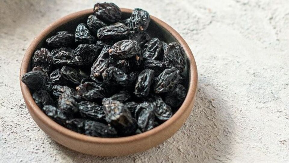 black raisin health benefits ಕಪ್ಪು ಒಣದ್ರಾಕ್ಷಿಯಲ್ಲಿದೆ ಹಲವು ಆರೋಗ್ಯಗುಣ