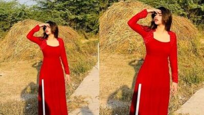 Sreeleela in Red Dress: రెడ్ కుర్తా, వైట్ పైజామాలో శ్రీలీల చాలా క్యూట్ గా కనిపించింది. ఇప్పటికే తెలుగులో ఎంతో మంది కన్నడ బ్యూటీలు రాజ్యమేలుతుండగా.. తాజాగా ఈమె కూడా తన అందంతో అభిమానులను సంపాదించుకుంటోంది.