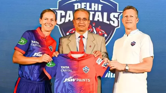 delhi capitals jersey WPL : ಡೆಲ್ಲಿ ಕ್ಯಾಪಿಟಲ್ಸ್ ವನಿತೆಯರ ತಂಡದ ಜೆರ್ಸಿಯು ಬಹುತೇಕ ಪುರುಷರ ತಂಡದ ಜೆರ್ಸಿಯನ್ನು ಹೋಲುತ್ತದೆ. ಜೆರ್ಸಿಯು ಕೆಂಪು ಮತ್ತು ನೀಲಿ ಬಣ್ಣದ ವಿಶಿಷ್ಟ ಬಣ್ಣದ ಮಾದರಿಯನ್ನು ಹೊಂದಿದೆ. ಜರ್ಸಿಯ ಮುಂಭಾಗದಲ್ಲಿ ಹುಲಿಯೊಂದು ಘರ್ಜಿಸುತ್ತಿರುವಂತೆ ಡಿಸೈನ್‌ ಮಾಡಲಾಗಿದೆ. ಮಹಿಳಾ ಕ್ರಿಕೆಟ್ ಜಗತ್ತಿನ ಅತ್ಯಂತ ಯಶಸ್ವಿ ನಾಯಕಿ ಮೆಗ್ ಲ್ಯಾನಿಂಗ್ ಡೆಲ್ಲಿ ಕ್ಯಾಪಿಟಲ್ಸ್‌ನ ಚುಕ್ಕಾಣಿ ಹಿಡಿಯಲಿದ್ದಾರೆ.