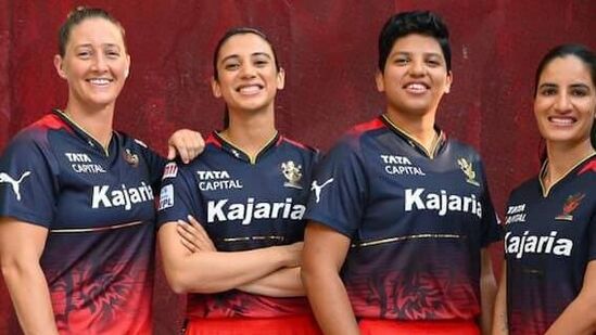 RCB jersey WPL : ರಾಯಲ್ ಚಾಲೆಂಜರ್ಸ್ ಬೆಂಗಳೂರು (ಆರ್‌ಸಿಬಿ) ಜೆರ್ಸಿಯು ಪುರುಷರ ಜೆರ್ಸಿಯಂತೆಯೇ ಇದೆ. ಆರ್‌ಸಿಬಿಯ ಜರ್ಸಿಯನ್ನು ನೇವಿ ಬ್ಲ್ಯೂ(ಬಹುತೇಕ ಕಪ್ಪು) ಮತ್ತು ಕೆಂಪು ಬಣ್ಣದ ಸಾಂಪ್ರದಾಯಿಕ ಥೀಮ್‌ನಲ್ಲಿ ಡಿಸೈನ್‌ ಮಾಡಲಾಗಿದೆ.