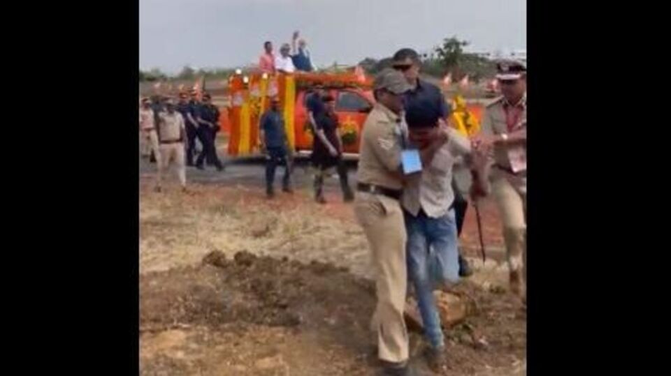 PM Security Breach ದಾವಣಗೆರೆಯಲ್ಲಿ ಬ್ಯಾರಿಕೇಡ್‌ ಹಾರಿ ಪ್ರಧಾನಿ ಮೋದಿ ಬಳಿ