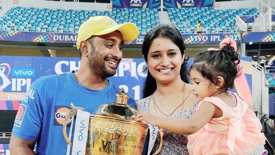 Ambati Rayudu - ಚೆನ್ನೈ ಸೂಪರ್ ಕಿಂಗ್ಸ್ ಪರ ಆಡುತ್ತಿರುವ ಅಂಬಟಿ ರಾಯುಡು ಈ ಪಟ್ಟಿಯಲ್ಲಿರುವ ಎರಡನೇ ಆಟಗಾರರಾಗಿದ್ದಾರೆ. 38 ವರ್ಷದ ರಾಯುಡು ಅವರ ಫಾರ್ಮ್ 2022ರ ಐಪಿಎಲ್ ಋತುವಿನಲ್ಲಿ ಉತ್ತಮವಾಗಿಲ್ಲ. ಅವರು 13 ಪಂದ್ಯಗಳಲ್ಲಿ ಕೇವಲ 274 ರನ್ ಗಳಿಸಿದ್ದಾರೆ. ಹೀಗಾಗಿ ಈ ಬಾರಿಯ ಐಪಿಎಲ್‌ ಬಳಿಕ ಅವರು ಮತ್ತೆ ಕಣಕ್ಕಿಳಿಯುವುದು ಅನುಮಾನ.