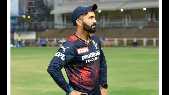 Dinesh Karthik - ಈ ಪಟ್ಟಿಯಲ್ಲಿ ರಾಯಲ್ ಚಾಲೆಂಜರ್ಸ್ ಬೆಂಗಳೂರು ತಂಡದ ಸ್ಟಾರ್ ವಿಕೆಟ್ ಕೀಪರ್ ಹಾಗೂ ಬ್ಯಾಟ್ಸ್‌ಮನ್ ದಿನೇಶ್ ಕಾರ್ತಿಕ್ ಕೂಡ ಸೇರಿದ್ದಾರೆ. ಐಪಿಎಲ್ 2022ರ ಆವೃತ್ತಿಯಲ್ಲಿ ಕಾರ್ತಿಕ್‌ ಅದ್ಭುತ ಪ್ರದರ್ಶನ ನೀಡಿದ್ದರು. ಕಾರ್ತಿಕ್‌ಗೆ ಈಗ 37 ವರ್ಷ. ಇಂತಹ ಪರಿಸ್ಥಿತಿಯಲ್ಲಿ ಈ ವರ್ಷ ಅವರ ಸಾಧನೆ ಮಹತ್ವದ್ದಾಗಿದೆ. ಈ ವರ್ಷ ಉತ್ತಮ ಪ್ರದರ್ಶನ ನೀಡದಿದ್ದರೆ, ಮುಂದಿನ ಋತುವಿನಲ್ಲಿ ಆರ್‌ಸಿಬಿ ಅವರನ್ನು ಉಳಿಸಿಕೊಳ್ಳುವ ಸಾಧ್ಯತೆ ತುಂಬಾ ಕಡಿಮೆ.