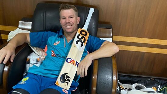 David Warner - ಈ ಪಟ್ಟಿಯಲ್ಲಿ ಡೆಲ್ಲಿ ಕ್ಯಾಪಿಟಲ್ಸ್ ನಾಯಕ ಡೇವಿಡ್ ವಾರ್ನರ್ ಹೆಸರೂ ಇದೆ. ಐಪಿಎಲ್‌ನ ಯಶಸ್ವಿ ವಿದೇಶಿ ಆಟಗಾರರಲ್ಲಿ ಇವರ ಹೆಸರು ಮೇಲಿದೆ. ರಿಷಬ್ ಪಂತ್ ಅನುಪಸ್ಥಿತಿಯಲ್ಲಿ, ವಾರ್ನರ್ ಈ ವರ್ಷ ಡೆಲ್ಲಿ ತಂಡವನ್ನು ಮುನ್ನಡೆಸಲಿದ್ದಾರೆ. ಅದೇ ಸಮಯದಲ್ಲಿ, ಪಂತ್ ಪುನರಾಗಮನದ ನಂತರ, ಅವರನ್ನು ನಾಯಕತ್ವದಿಂದ ತೆಗೆದುಹಾಕಬಹುದು. ಇಂತಹ ಪರಿಸ್ಥಿತಿಯಲ್ಲಿ 36ರ ಹರೆಯದ ವಾರ್ನರ್ ಈ ವರ್ಷದ ಐಪಿಎಲ್ ಬಳಿಕ ದುಬಾರಿ ಟೂರ್ನಿಗೆ ವಿದಾಯ ಹೇಳಬಹುದು.