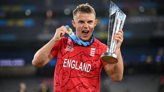 Sam Curran: ಇಂಗ್ಲೆಂಡ್ ಆಲ್​ರೌಂಡರ್ ಸ್ಯಾಮ್ ಕರನ್, ಐಪಿಎಲ್ ಇತಿಹಾಸದಲ್ಲಿ ಅತ್ಯಂತ ದುಬಾರಿ ಆಟಗಾರ ಎನಿಸಿಕೊಂಡಿದ್ದಾರೆ. ಕಳೆದ ಹರಾಜಿನಲ್ಲಿ ಪಂಜಾಬ್ ಕಿಂಗ್ಸ್ 18.5 ಕೋಟಿ ರೂ.ಗೆ ಖರೀದಿಸಿತ್ತು. ಇದುವರೆಗೂ ಐಪಿಎಲ್ ಪ್ರಶಸ್ತಿ ಗೆಲ್ಲದ ಫ್ರಾಂಚೈಸಿ ಕರನ್​​​ ಮೇಲೆ ಅಪಾರ ನಿರೀಕ್ಷೆ ಇಟ್ಟುಕೊಂಡಿದೆ. ಕಳೆದ ಸೀಸನ್​ವರೆಗೂ ಚೆನ್ನೈ ತಂಡದಲ್ಲಿದ್ದರು.