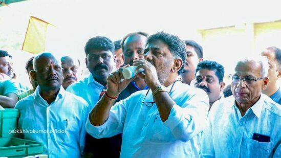 இது குறித்து ட்விட்டரில் புகைப்படங்களைப் பகிர்ந்துள்ள டிகேசிவக்குமார் "இன்று நான் ஹாசனில் உள்ள நந்தினி கடைக்குச் சென்று பால் பொருட்களை வாங்கினேன். நமது விவசாயிகள் மற்றும் கன்னடர்களின் சுயமரியாதையின் அடையாளமான நந்தினி பிராண்டை பாஜக அரசு அபகரிக்க முயற்சிக்கிறது பாஜக அரசு இதை நினைவில் வைத்துக் கொள்ளுங்கள், கன்னடர்கள் தங்கள் சுயமரியாதையை விற்க மாட்டார்கள் என பதிவிட்டுள்ளார்.