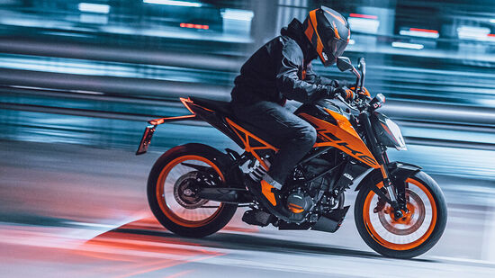 KTM 200 Duke: &nbsp;ಇದರ ದರ 1.92 &nbsp;ಲಕ್ಷ ರೂಪಾಯಿ ಇದೆ. ಇದು ಎರಡು ಬಣ್ಣಗಳ ಆಯ್ಕೆಯಲ್ಲಿ ಲಭ್ಯ. ಇದರಲ್ಲಿ 199.5 cc bs6 ಎಂಜಿನ್‌ ಇದೆ.&nbsp;