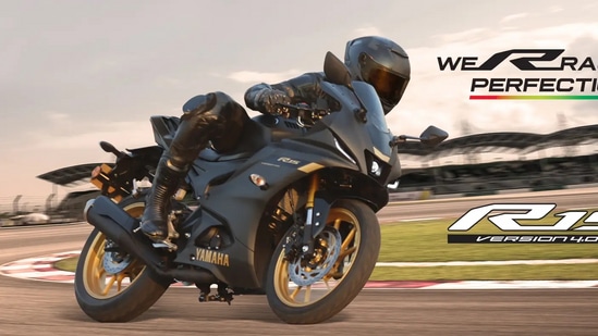 Yamaha R15 V4: ಯಮಹಾ ಆರ್‌15 ವಿ4 ಬೈಕ್‌ನ ದರ &nbsp;1.75 ಲಕ್ಷ ರೂ.ನಿಂದ 1.87 ಲಕ್ಷ ರೂ.ವರೆಗಿದೆ. ಇದು ಐದು ವಿವಿಧ ಆವೃತ್ತಿಗಳಲ್ಲಿ ಲಭ್ಯವಿದೆ.&nbsp;