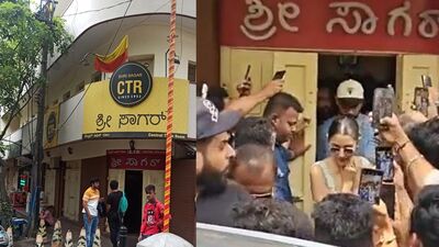 ಹೋಟೆಲ್ನಿಂದ ಹೊರಬರುತ್ತಿರುವ ವಿರಾಟ್ ಕೊಹ್ಲಿ ಮತ್ತು ಪತ್ನಿ ಅನುಷ್ಕಾ ಶರ್ಮಾ. ಹೋಟೆಲ್ನಿಂದ ಹೊರಬರುತ್ತಿರುವ ವಿರಾಟ್ ಕೊಹ್ಲಿ ಮತ್ತು ಪತ್ನಿ ಅನುಷ್ಕಾ ಶರ್ಮಾ.
