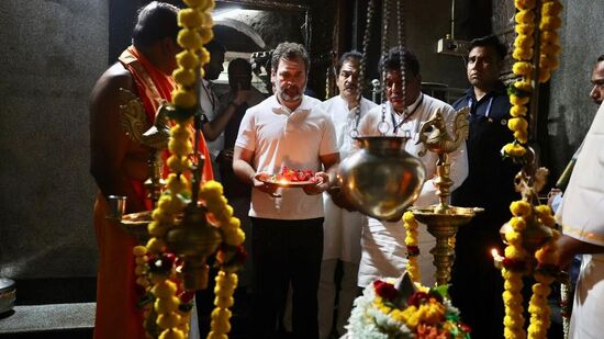 ರಾಹುಲ್ ಗಾಂಧಿ ಅವರು ಆರತಿ ಬೆಳಗಿ ಪೂಜೆ ಸಲ್ಲಿಸಿದರು. ಈ ವೇಳೆ ಎಂಬಿ ಪಾಟೀಲ್, ಕೆಸಿ ವೇಣುಗೋಪಾಲ್ ಇದ್ದರು.