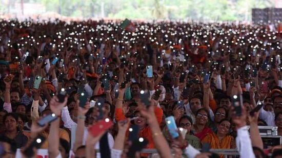 ತುಳುವಿನಲ್ಲಿಯೇ ಭಾಷಣ ಆರಂಭಿಸಿದ ಮೋದಿ, ಪರಶುರಾಮ ಕ್ಷೇತ್ರದ ಎನ್ನ ಮೋಕೆದ ತುಳುವಪ್ಪೆ ಜೋಕುಲೇಗ್ ಸೊಲ್ಮೆಲು! &nbsp;(ಪರಶುರಾಮ ಕ್ಷೇತ್ರದ ನನ್ನ ಪ್ರೀತಿಯ, ತುಳು ತಾಯಿಯ ಮಕ್ಕಳಿಗೆಲ್ಲ ನಮಸ್ಕಾರಗಳು!) ಎಂದು ಹೇಳಿದರು. &nbsp;ಮೋದಿ ಮಾತನಾಡುವ ವೇಳೆ ಮೊಬೈಲ್​ ಟಾರ್ಚ್​ ಆನ್​ ಮಾಡಿದ ಜನರು