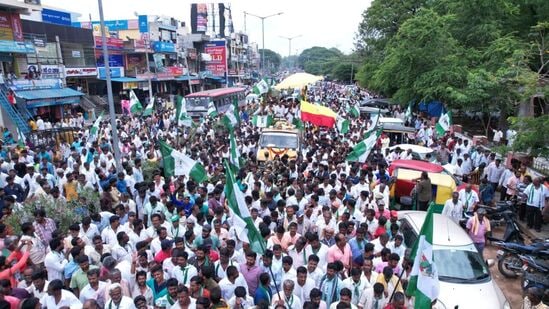 ಕುಣಿಗಲ್​ನಲ್ಲಿ ಜೆಡಿಎಸ್​ ಅಭ್ಯರ್ಥಿ ರವಿ ಬಿ ಪರ ಮಾಜಿ ಮುಖ್ಯಮಂತ್ರಿ ಹೆಚ್​ ಡಿ ಕುಮಾರಸ್ವಾಮಿ ಭರ್ಜರಿ ಪ್ರಚಾರ ನಡೆಸಿದ್ದು, ಅಪಾರ ಪ್ರಮಾಣದಲ್ಲಿ ಜನರು ಸೇರಿದ್ದರು.&nbsp;