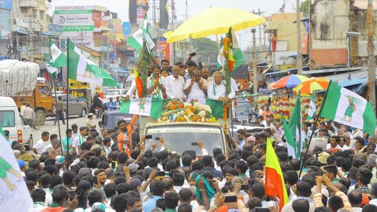 ಮಾಜಿ ಸಚಿವ ಶ್ರೀ ಡಿ.ನಾಗರಾಜಯ್ಯ ಸೇರಿದಂತೆ ಸ್ಥಳೀಯ, ಜಿಲ್ಲಾ ಹಾಗೂ ರಾಜ್ಯ ಮಟ್ಟದ ಅನೇಕ ನಾಯಕರು ಈ ಸಂದರ್ಭದಲ್ಲಿ ಹಾಜರಿದ್ದರು.