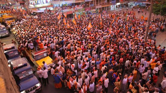 ಯೋಗಿ ಆದಿತ್ಯನಾಥ್​ ಅವರು ಬಂಟ್ವಾಳಕ್ಕೆ ಆಗಮಿಸಿದ ಸಂದರ್ಭ ಸುಮಾರು 15 ಸಾವಿರಕ್ಕೂ ಅಧಿಕ ಮಂದಿ ಬಿಜೆಪಿ ಕಾರ್ಯಕರ್ತರು ಮತ್ತು ಅಭಿಮಾನಿಗಳು ಅವರನ್ನು ಸ್ವಾಗತಿಸಿ, ರೋಡ್ ಶೋದಲ್ಲಿ ಪಾಲ್ಗೊಂಡರು.