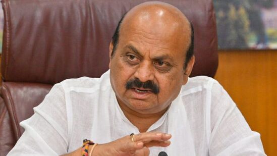 ರಾಜ್ಯ ವಿಧಾನಭೆ ಚುನಾವಣೆ ಫಲಿತಾಂಶದ ಬಳಿಕ ಹಂಗಾಮಿ ಮುಖ್ಯಮಂತ್ರಿ ಬಸವರಾಜ ಬೊಮ್ಮಾಯಿ ಅವರು ಗೃಹ ಕಚೇರಿ ಕೃಷ್ಣಾದಲ್ಲಿ ಸರ್ಕಾರದ ಹಿರಿಯ ಅಧಿಕಾರಿಗಳೊಂದಿಗೆ ಸೌಹಾರ್ದಯುತ ಮಾತುಕತೆ ನಡೆಸಿದ್ದಾರೆ. ಸರ್ಕಾರ ನಡೆಸಲು ಸಹಕರಿಸಿದ ಎಲ್ಲರಿಗೂ ಧನ್ಯವಾದ ಹೇಳಿದ್ದಾರೆ.