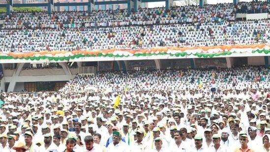 ಕಾಂಗ್ರೆಸ್‌ನ ಸಾವಿರಾರು ಮಂದಿ ಕಾರ್ಯಕರ್ತರು ಕಂಠೀರವ ಕ್ರೀಡಾಂಗಣಕ್ಕೆ ಆಗಮಿಸಿದ ಸಿದ್ದರಾಮಯ್ಯ, ಡಿಕೆಶಿ ಕುಮಾರ್ ಪದಗ್ರಹಣವನ್ನು ಕಣ್ತುಂಬಿಕೊಂಡರು. ಪೊಲೀಸ್ ಬಿಗಿ ಬಂದೋಬಸ್ತ್ ಕೈಗೊಳ್ಳಲಾಗಿತ್ತು.